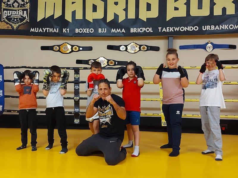 Niños Fuertes, Mentores más Fuertes: Aprendizaje y Desarrollo en el Muay Thai